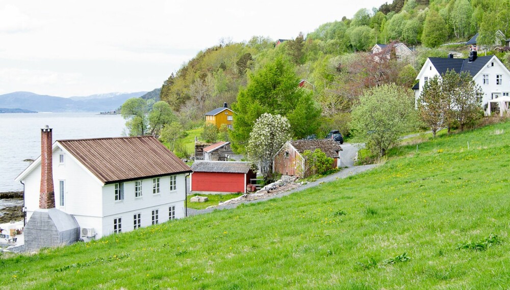 TIDLIGERE BØKKERVERKSTED: Familien Krangnes Edvardsens gamle lensmannsvilla, Villa Vårtun, hadde en upolert perle av et bøkkerverksted liggende nede ved sjøkanten. Nå er perlen polert og stråler skinnende hvit i vårsola på Kvanne på Nordmøre. Huset, som ble bygget på 1930-tallet, var opprinnelig et bøkkerverksted der bøkkerne produserte tønner til fiskeindustrien. TIDLIGERE BØKKERVERKSTED: Familien Krangnes Edvardsens gamle lensmannsvilla, Villa Vårtun, hadde en upolert perle av et bøkkerverksted liggende nede ved sjøkanten. Nå er perlen polert og stråler skinnende hvit i vårsola på Kvanne på Nordmøre. Huset, som ble bygget på 1930-tallet, var opprinnelig et bøkkerverksted der bøkkerne produserte tønner til fiskeindustrien.