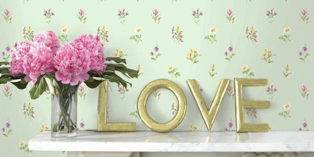 ROMANTIKK: Denne tapeten fra Smallprints har småblomster og romantikk. Kanskje noe for sommerhuset ved siden av bestemors porselen? ROMANTIKK: Denne tapeten fra Smallprints har småblomster og romantikk. Kanskje noe for sommerhuset ved siden av bestemors porselen?