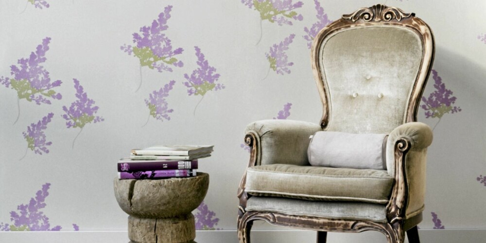 BLOMSTER: Syrintapet fra Halvor Bakke inspirert fra Stavern. Blomstene er i velur og er myke å ta på. Pris per rull 1299 kroner hos Fargerike. BLOMSTER: Syrintapet fra Halvor Bakke inspirert fra Stavern. Blomstene er i velur og er myke å ta på. Pris per rull 1299 kroner hos Fargerike.