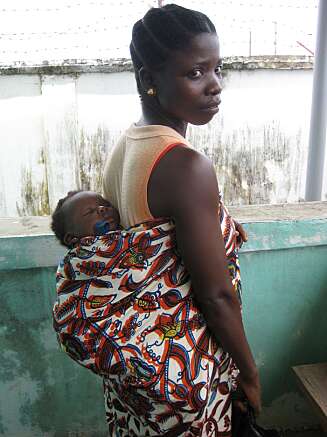 TETT INNTIL: Så snart en baby er vel ute av magen i Monrovia i Liberia, flytter mødrene dem over på ryggen. Der blir de en god stund. TETT INNTIL: Så snart en baby er vel ute av magen i Monrovia i Liberia, flytter mødrene dem over på ryggen. Der blir de en god stund.