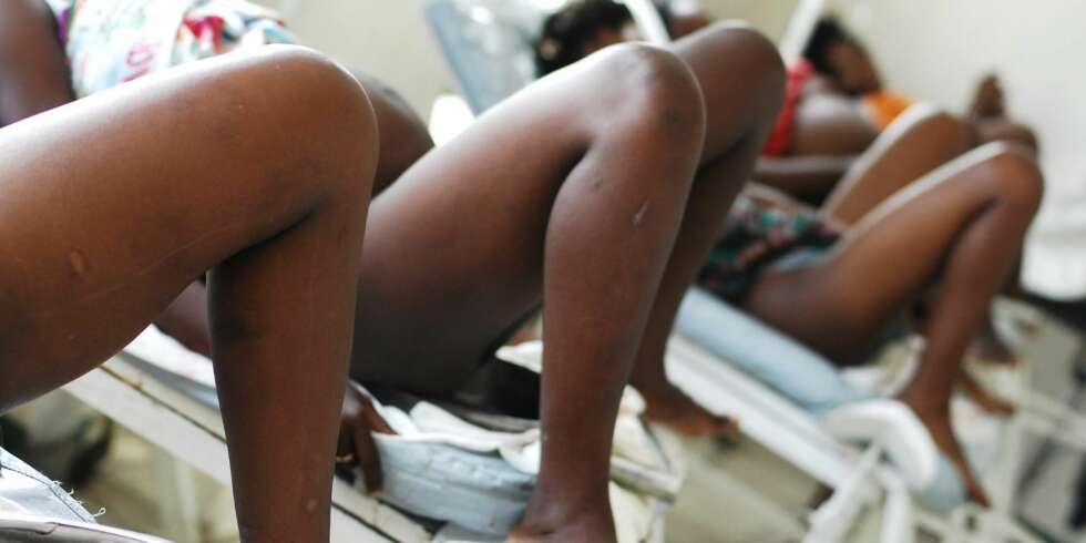 FØDER PÅ REKKE OG RAD: Dårlig kjemi med jordmor er ikke det første du klager over på fødesal i Liberia. FØDER PÅ REKKE OG RAD: Dårlig kjemi med jordmor er ikke det første du klager over på fødesal i Liberia.