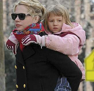 MATILDA ROSE: Skuespiller Michelle Williams med datteren Mathilda Rose på ryggen. MATILDA ROSE: Skuespiller Michelle Williams med datteren Mathilda Rose på ryggen.