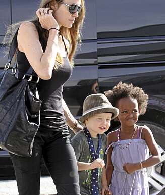 VAKRE FORELDRE OG VAKRE NAVN: Angelina Jolie med datteren Zahara Jolie-Pitt og den yngre søsteren Shiloh Jolie-Pitt. VAKRE FORELDRE OG VAKRE NAVN: Angelina Jolie med datteren Zahara Jolie-Pitt og den yngre søsteren Shiloh Jolie-Pitt.