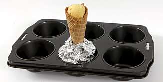 STÅ: Jeg har brukt en fondantform som utgangspunkt, og surret aluminiumsfolie rundt iskjeksen for at den skal stå stødig. STÅ: Jeg har brukt en fondantform som utgangspunkt, og surret aluminiumsfolie rundt iskjeksen for at den skal stå stødig.