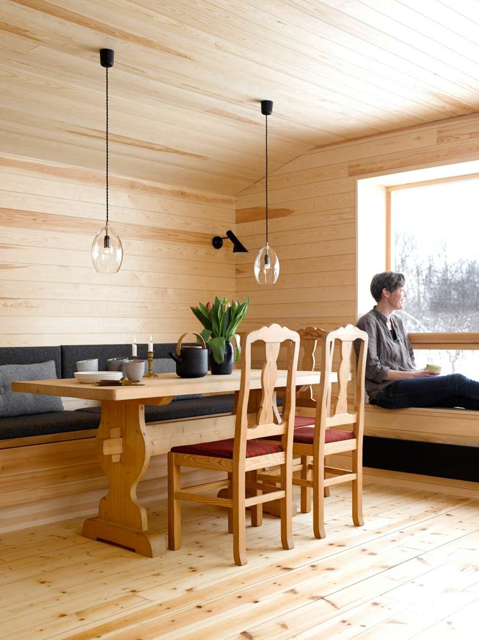 UTSIKT INN: Stolene fulgte med hytta, og blir her til familien finner noe de synes passer bedre. Takpendler er fra Northern Lighting. UTSIKT INN: Stolene fulgte med hytta, og blir her til familien finner noe de synes passer bedre. Takpendler er fra Northern Lighting.