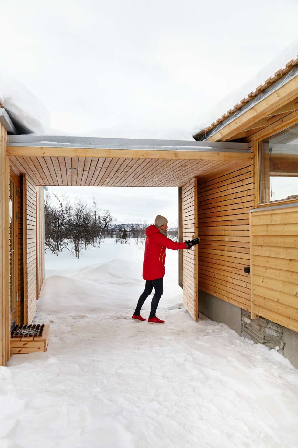 ROBUST: Det er valgt robuste og bestandige materialer, slik at det er enkelt å la friluftsgleden utspille seg. Her kan alle trampe inn med skiskoene på! På vindfulle dager lukkes porten mot vestavinden og det blir lunt og stille inne på tunet. ROBUST: Det er valgt robuste og bestandige materialer, slik at det er enkelt å la friluftsgleden utspille seg. Her kan alle trampe inn med skiskoene på! På vindfulle dager lukkes porten mot vestavinden og det blir lunt og stille inne på tunet.
