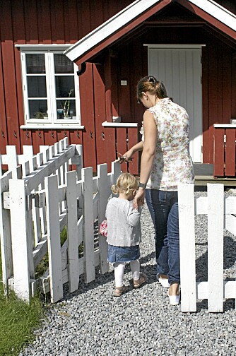 TODELT TILVENNING: Foreldre og barn blir kjent med barnehagen, mens personalet får se barna i kontakt med foreldrene sine. TODELT TILVENNING: Foreldre og barn blir kjent med barnehagen, mens personalet får se barna i kontakt med foreldrene sine.