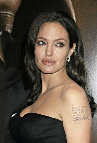 HØYT DEKORERT: Skuespiller og seksbarnsmamma Angelina Jolie har, blant mye annet, tatovert kordinatene for hvor barna ble født på venstre overarm. HØYT DEKORERT: Skuespiller og seksbarnsmamma Angelina Jolie har, blant mye annet, tatovert kordinatene for hvor barna ble født på venstre overarm.