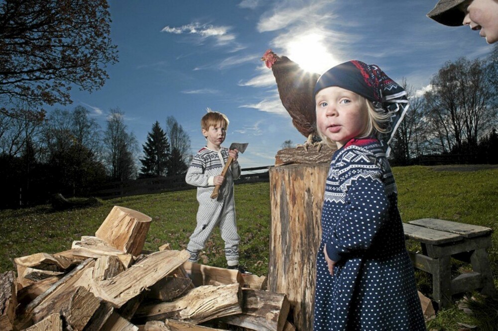 POLITISK UKORREKT: Man spøkte bare ikke med barneklær før Ugly Childrens Clothing markerte attitude. I sin nyeste Marius-reklame lar de barn leke med øks. POLITISK UKORREKT: Man spøkte bare ikke med barneklær før Ugly Childrens Clothing markerte attitude. I sin nyeste Marius-reklame lar de barn leke med øks.