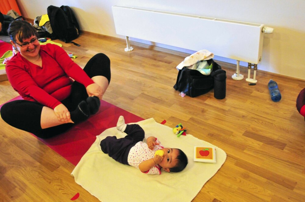 MAMMATRENING: Selv om det er Marketas tur til å trene, forblir hun i kontakt med Madhu. MAMMATRENING: Selv om det er Marketas tur til å trene, forblir hun i kontakt med Madhu.