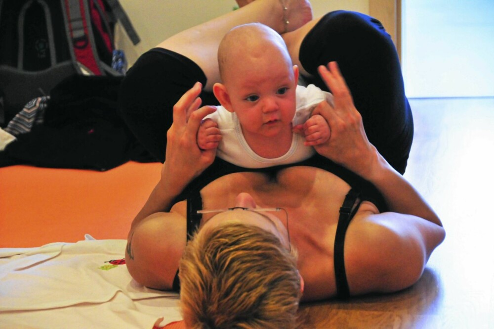 LEK: Litt leking og kos med mamma er en viktig del av yogatimen. LEK: Litt leking og kos med mamma er en viktig del av yogatimen.