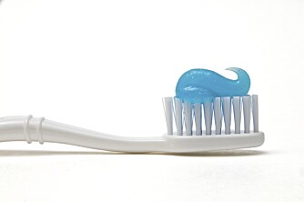 GNI DET INN: Tannkrem kan inneholde triklosan, som kan gi resistens mot antibiotika. GNI DET INN: Tannkrem kan inneholde triklosan, som kan gi resistens mot antibiotika.