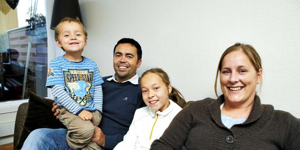 NÅ ER FAMILIELYKKEN PÅ PLASS. Matteo på pappa Ariels fang, Mariell og Vikki gleder seg over at Vikki er frisk fra depresjonen. NÅ ER FAMILIELYKKEN PÅ PLASS. Matteo på pappa Ariels fang, Mariell og Vikki gleder seg over at Vikki er frisk fra depresjonen.