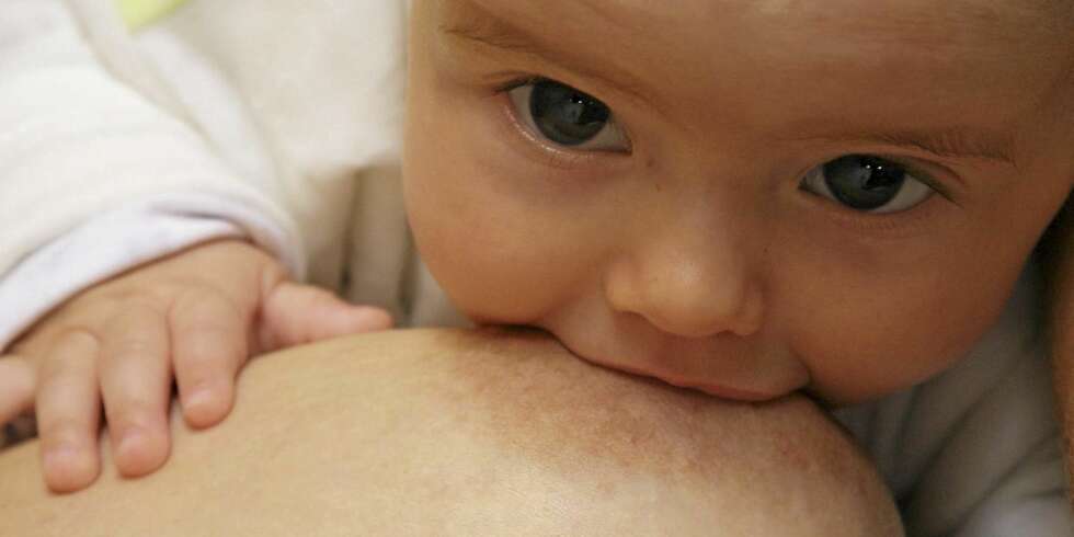NÆR MAMMA: Babyen bør få tilgang til rikelig med naken hus - uansett om du ammer eller ikke. NÆR MAMMA: Babyen bør få tilgang til rikelig med naken hus - uansett om du ammer eller ikke.