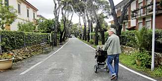 Besteforeldre som kommer på besøk, kan nyte trilleturer mellom vakre italienske villaer. Besteforeldre som kommer på besøk, kan nyte trilleturer mellom vakre italienske villaer.