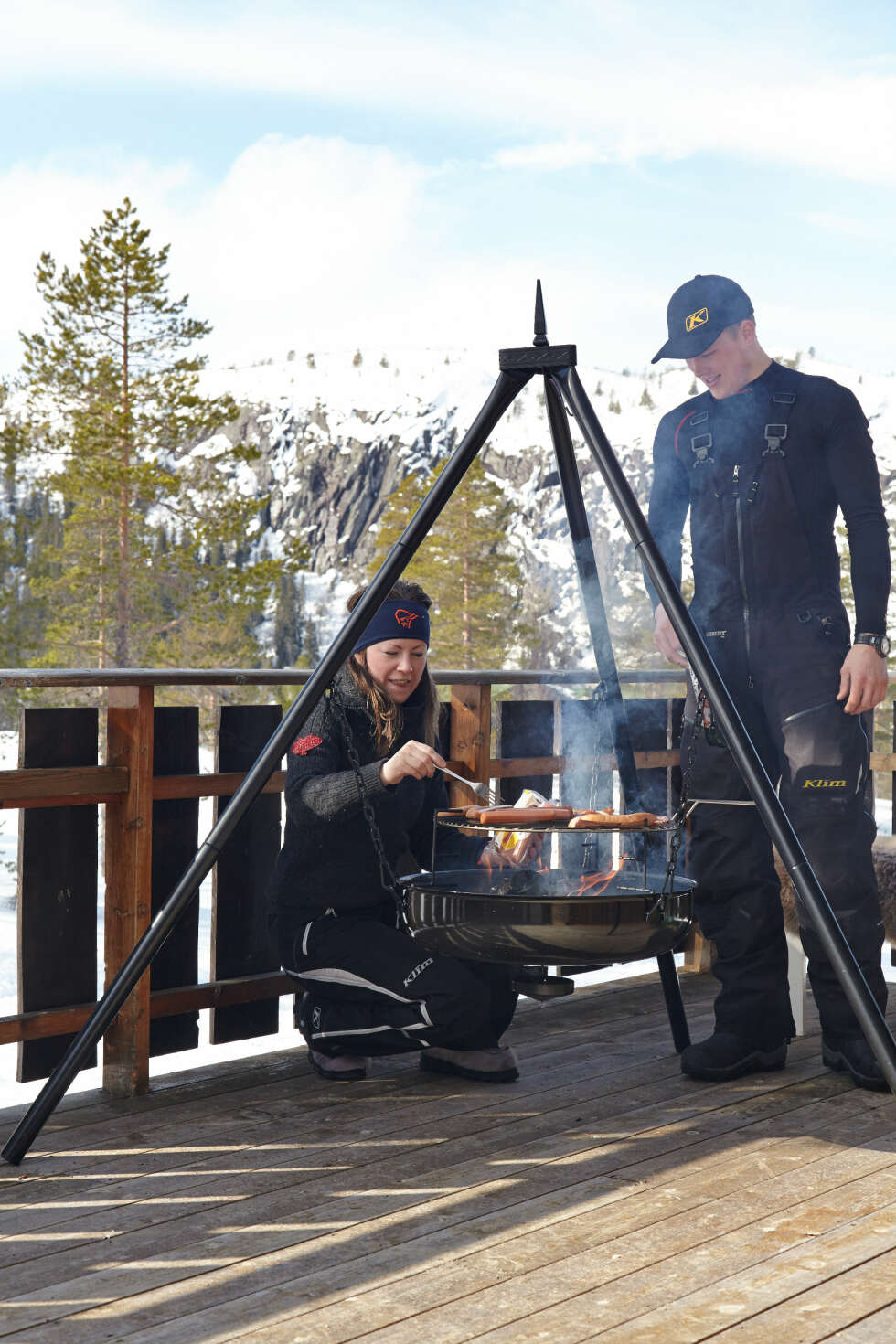 GODT PÅ GRILLEN: Grillmester Anita steker pølser. Så lenge været er greit, tilbereder og spiser de måltidene ute. Fra terrassen ser de rett ut på Hallbjønnsekken. GODT PÅ GRILLEN: Grillmester Anita steker pølser. Så lenge været er greit, tilbereder og spiser de måltidene ute. Fra terrassen ser de rett ut på Hallbjønnsekken.