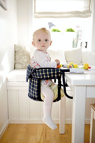 MORMOR-STOLEN: Ariel bruker fortsatt denne spesialtilpassede hengestolen, hvor sidene er skåret bort slik at beina får stikke ut. Det tok en våkenatt for mormor å komme på den geniale ideen. MORMOR-STOLEN: Ariel bruker fortsatt denne spesialtilpassede hengestolen, hvor sidene er skåret bort slik at beina får stikke ut. Det tok en våkenatt for mormor å komme på den geniale ideen.