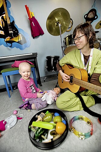 GLEMMER SMERTENE: Kaja liker spesielt godt at musikkterapeuten spiller gitar, og hun glemmer at hun har vondt en liten stund. GLEMMER SMERTENE: Kaja liker spesielt godt at musikkterapeuten spiller gitar, og hun glemmer at hun har vondt en liten stund.