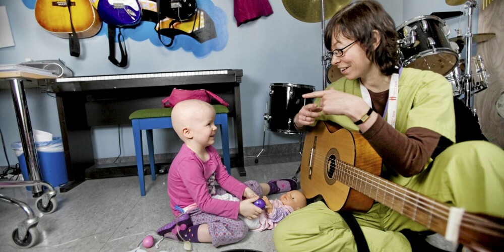 TERAPI VIRKER: Musikkterapien gjør at Kaja ikke gruer seg like mye for å dra på sykehuset, sier pappa Geir Liakleiv. TERAPI VIRKER: Musikkterapien gjør at Kaja ikke gruer seg like mye for å dra på sykehuset, sier pappa Geir Liakleiv.