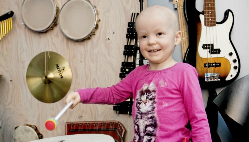 GLEMMER SMERTENE: Kaja (4) har hjernekreft og må ta cellegift ofte. Å være i musikkrommet gjør at hun glemmer at hun har vondt i kroppen. GLEMMER SMERTENE: Kaja (4) har hjernekreft og må ta cellegift ofte. Å være i musikkrommet gjør at hun glemmer at hun har vondt i kroppen.