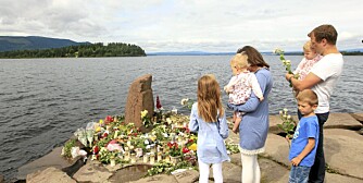 TENKER PÅ DE ETTERLATTE: En familie legger ned blomster til minne om drepte på Utøya (i bakgrunnen). TENKER PÅ DE ETTERLATTE: En familie legger ned blomster til minne om drepte på Utøya (i bakgrunnen).