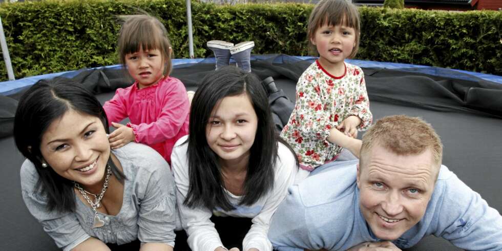 HEDER OG ÆRE: Pappa Geir Wiggen og datteren Helen (14) fikk begge diplom av Norges Livredningsselskap etter de reddet Signes liv.
Her er familien samlet med mor Siri, far Geir, storesøster Helen og tvillingjentene Marthe og Sigrid (3). Foto: Britt Krogsvold Andersen HEDER OG ÆRE: Pappa Geir Wiggen og datteren Helen (14) fikk begge diplom av Norges Livredningsselskap etter de reddet Signes liv.
Her er familien samlet med mor Siri, far Geir, storesøster Helen og tvillingjentene Marthe og Sigrid (3). Foto: Britt Krogsvold Andersen