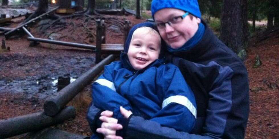 VONDT: - Det er leit å se at Jonathan blir så dårlig når vi kjører bil. Selv om han selv holder motet oppe, er det tydelig at han har ikke har det bra, sier mamma Gunn Tomren. VONDT: - Det er leit å se at Jonathan blir så dårlig når vi kjører bil. Selv om han selv holder motet oppe, er det tydelig at han har ikke har det bra, sier mamma Gunn Tomren.