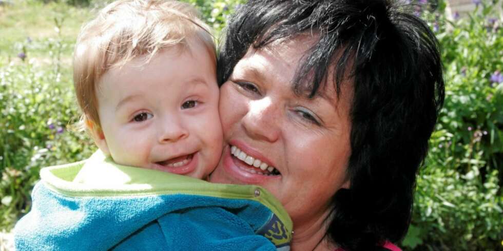 FAMILIELYKKE: - Det er fantastisk at jeg nå kan kose og leke med Lucas uten smerteproblemer, sier Evy Kjønø. FAMILIELYKKE: - Det er fantastisk at jeg nå kan kose og leke med Lucas uten smerteproblemer, sier Evy Kjønø.