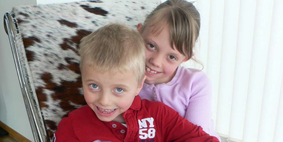 SØSKENKJÆRLIGHET: Storesøster Karoline (9) er også kjempeglad i Sindre. SØSKENKJÆRLIGHET: Storesøster Karoline (9) er også kjempeglad i Sindre.