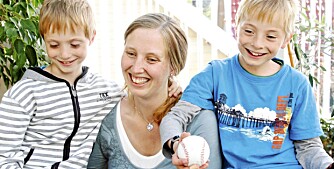 VERDENS BESTE: Tvillingene NIkolai og Mathias stråler om kapp med mamma hjemme i stua utenfor Bodø. Selv om det er snart to år siden, husker de at mamma var på "pratesykehuset". VERDENS BESTE: Tvillingene NIkolai og Mathias stråler om kapp med mamma hjemme i stua utenfor Bodø. Selv om det er snart to år siden, husker de at mamma var på "pratesykehuset".