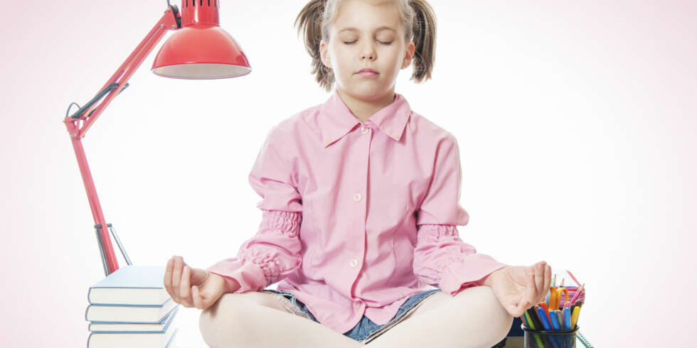 STRESSDEMPER: Dagens barn har mange aktiviteter og impulser. Derfor tror ekspertene at stillhet blir viktigere i fremtiden. Blir vi vant til stille stunder fra vi er barn, vil vi naturlig fortsette med det. STRESSDEMPER: Dagens barn har mange aktiviteter og impulser. Derfor tror ekspertene at stillhet blir viktigere i fremtiden. Blir vi vant til stille stunder fra vi er barn, vil vi naturlig fortsette med det.