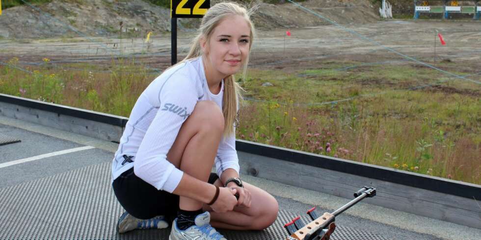 FRISK SOM EN FISK: I over 7 måneder lå den underernærte, syke og bleke Emilie på et helt mørkt rom. Hun tålte ingen lyder, hun klarte ikke å prate og måtte snus i senga hver annen time nesten hele døgnet for ikke å få for mange liggesår. I dag trener hun 400 timer i året! FRISK SOM EN FISK: I over 7 måneder lå den underernærte, syke og bleke Emilie på et helt mørkt rom. Hun tålte ingen lyder, hun klarte ikke å prate og måtte snus i senga hver annen time nesten hele døgnet for ikke å få for mange liggesår. I dag trener hun 400 timer i året!