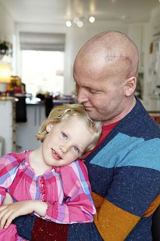PAPPAJENTE: Da Ellen fylte 5 år, fikk hun hull i ørene av pappa. Et minne hun vil ha med seg hele livet. - Ellen er veldig kosete, sier Ivar og holder godt rundt datteren. PAPPAJENTE: Da Ellen fylte 5 år, fikk hun hull i ørene av pappa. Et minne hun vil ha med seg hele livet. - Ellen er veldig kosete, sier Ivar og holder godt rundt datteren.