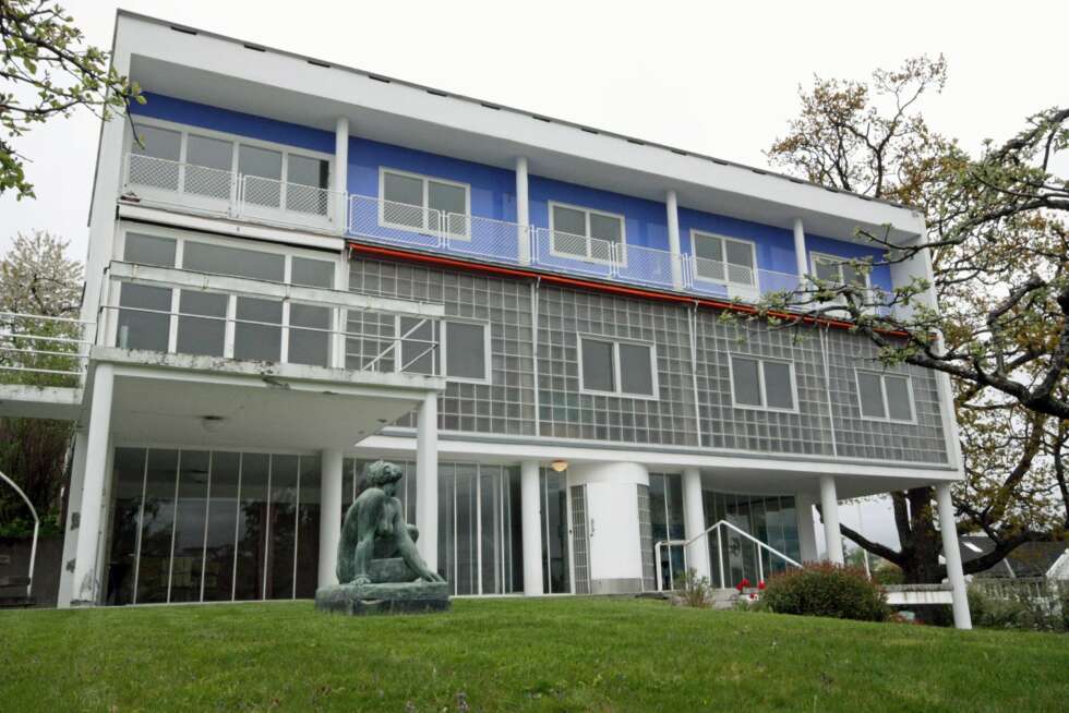 VILLA STENERSEN: Dette er et av funksjonalismens ikonbygg, tegnet av Arne Korsmo for finansmannen og kunstsamleren Rolf Stenersen. Bruken av blått i fasaden går igjen i flere av byggene fra den tiden. VILLA STENERSEN: Dette er et av funksjonalismens ikonbygg, tegnet av Arne Korsmo for finansmannen og kunstsamleren Rolf Stenersen. Bruken av blått i fasaden går igjen i flere av byggene fra den tiden.