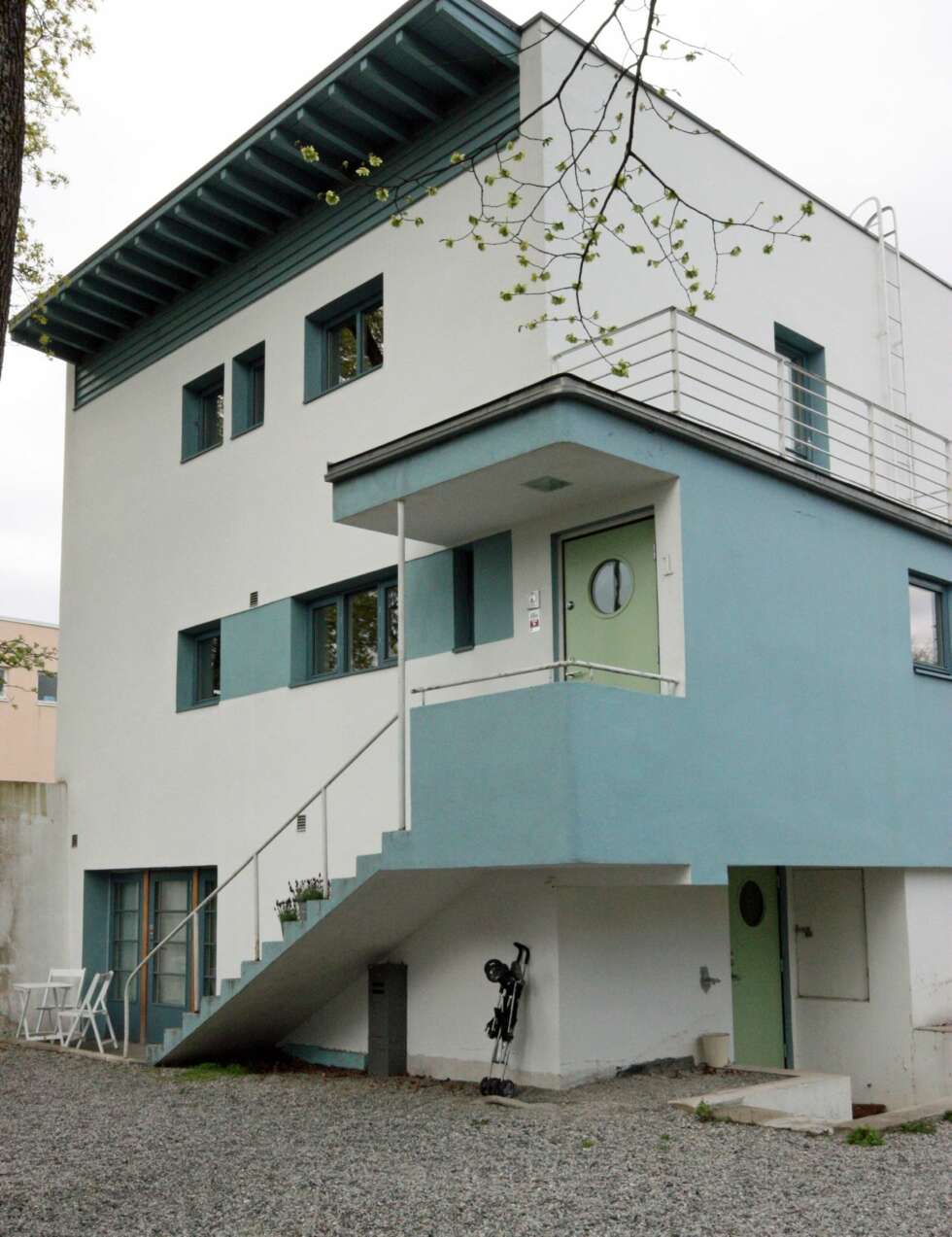 FUNKSJONALISME: Dette huset er ett av 13 bygg som ble reist på Vinderen i Oslo og tegnet av arkitektene Arne Korsmo og Sverre Aasland. Det er et klassisk funkisbygg med sine rette linjer, lett skrånende pulttak og organiske former (buene i inngangspartiet og balkongen over). FUNKSJONALISME: Dette huset er ett av 13 bygg som ble reist på Vinderen i Oslo og tegnet av arkitektene Arne Korsmo og Sverre Aasland. Det er et klassisk funkisbygg med sine rette linjer, lett skrånende pulttak og organiske former (buene i inngangspartiet og balkongen over).