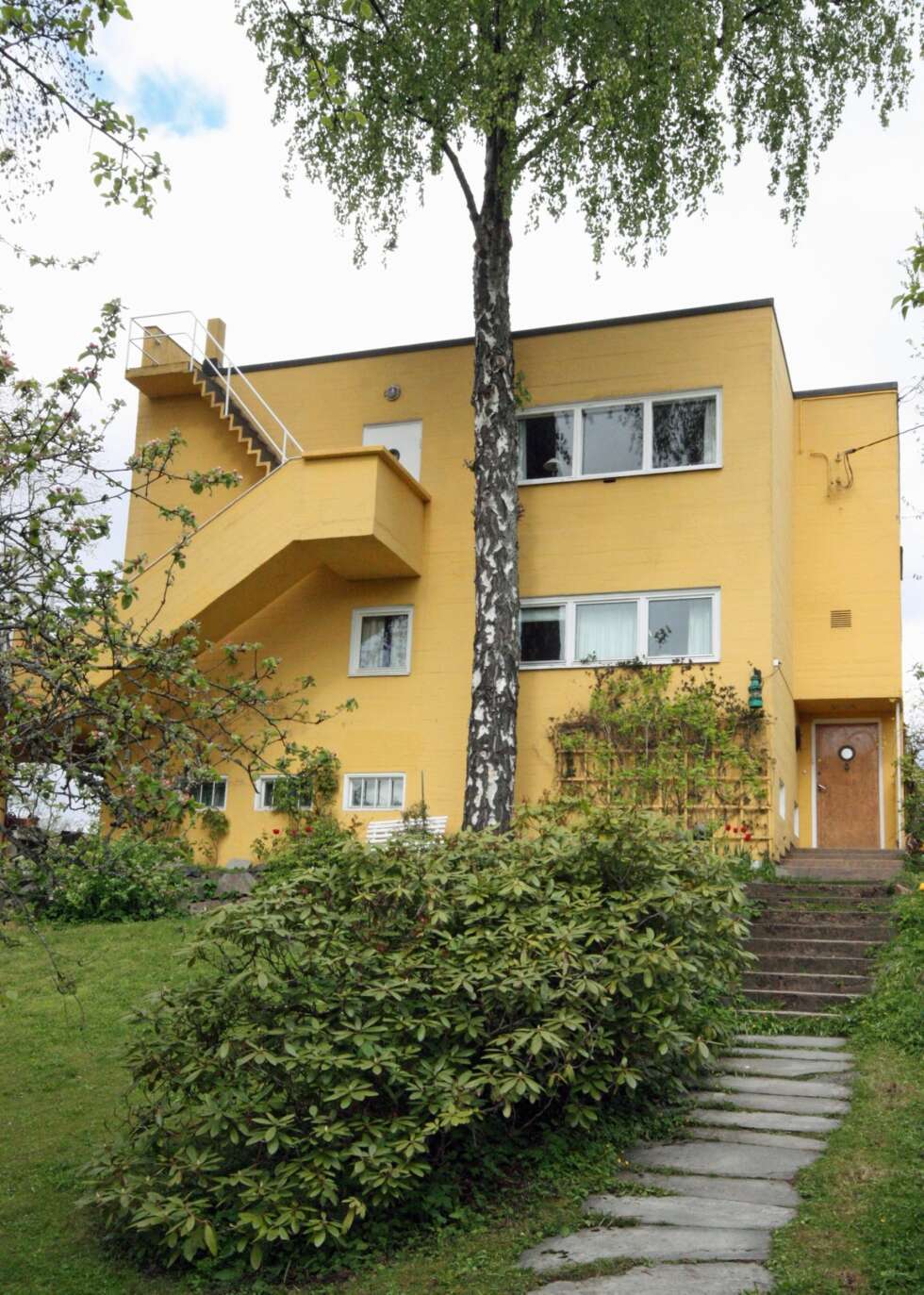 FUNKIS: Dette huset ligger også i samme gate som huset ovenfor og er tegnet av Korsmo og Aasland. Som alle andre funkisbygg har også dette en stram arkitektur. FUNKIS: Dette huset ligger også i samme gate som huset ovenfor og er tegnet av Korsmo og Aasland. Som alle andre funkisbygg har også dette en stram arkitektur.