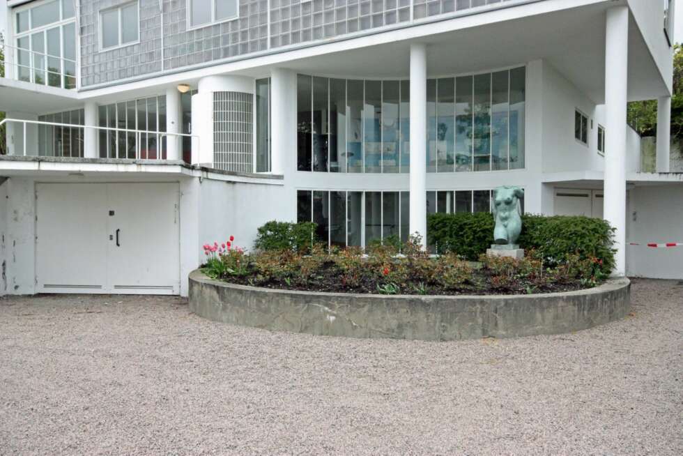 PRAKTISKE LØSNINGER: Et av særpregene ved funksjonalismen var at den var løsningsorientert. Det skulel være funksjonelt, derav stilens navn. Garasjen i Villa Steneresen på Vinderen er et godt eksempel på det. Den går i en bue, slik at man slipper å rygge ut, bare fortsette videre ut i den andre enden. PRAKTISKE LØSNINGER: Et av særpregene ved funksjonalismen var at den var løsningsorientert. Det skulel være funksjonelt, derav stilens navn. Garasjen i Villa Steneresen på Vinderen er et godt eksempel på det. Den går i en bue, slik at man slipper å rygge ut, bare fortsette videre ut i den andre enden.