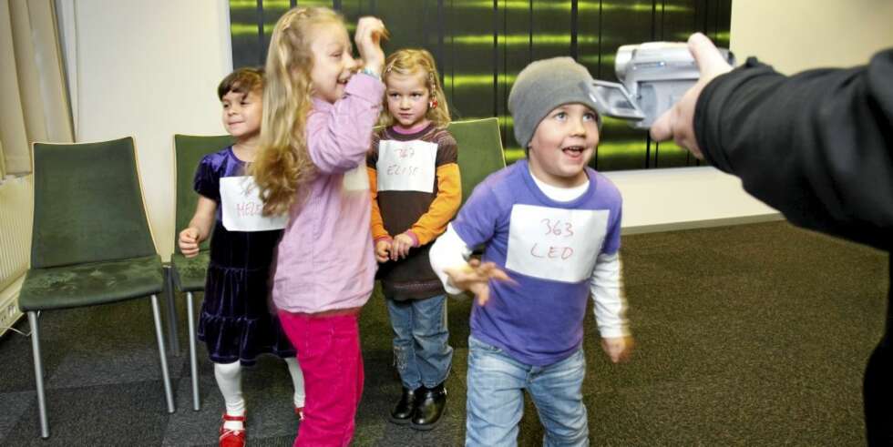 Helene (5) (bakerst til venstre), Elise (5), Marie (6) (foran til venstre) og Leo (5) danser foran kameraet. Helene (5) (bakerst til venstre), Elise (5), Marie (6) (foran til venstre) og Leo (5) danser foran kameraet.