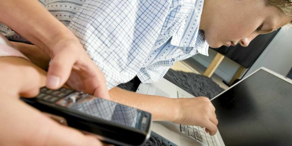 BARN OG VIRTUELLE PENGER: Mange av nettsamfunnene barn besøker krever at de laster opp med virtuelle penger. Men det blir ikke så virtuelt lenger, når det kreves virkelige penger for å kjøpe. BARN OG VIRTUELLE PENGER: Mange av nettsamfunnene barn besøker krever at de laster opp med virtuelle penger. Men det blir ikke så virtuelt lenger, når det kreves virkelige penger for å kjøpe.