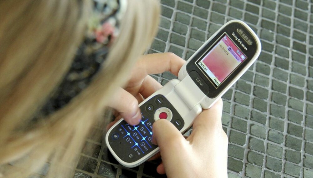 UNG MOBILBRUKER: Stadig yngre barn får mobiltelefon av foreldrene. Holdningene til mobilbruk har endret seg radikalt de siste årene. UNG MOBILBRUKER: Stadig yngre barn får mobiltelefon av foreldrene. Holdningene til mobilbruk har endret seg radikalt de siste årene.