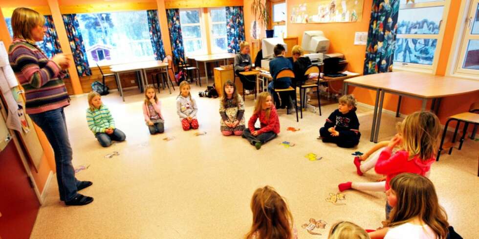 FUNKER IKKE: På Flesberg skole har læreren samlet en 3. klasse i ring for å synge en felles sang mot mobbing. De tradisjonelle metodene for hvordan skolen takler mobbing, virker ikke mot den skjulte mobbingen, sier forsker Tove Flack. FUNKER IKKE: På Flesberg skole har læreren samlet en 3. klasse i ring for å synge en felles sang mot mobbing. De tradisjonelle metodene for hvordan skolen takler mobbing, virker ikke mot den skjulte mobbingen, sier forsker Tove Flack.