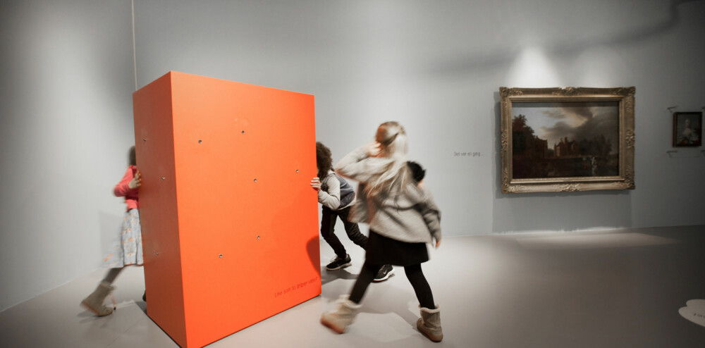 LÆR BARNA OM UNDRING: Hva betyr det vi ser? , spør Leonora Før et kunstbesøk er det lurt å lære barna om undring. FOTO: Per Olav Sølvberg LÆR BARNA OM UNDRING: Hva betyr det vi ser? , spør Leonora Før et kunstbesøk er det lurt å lære barna om undring. FOTO: Per Olav Sølvberg