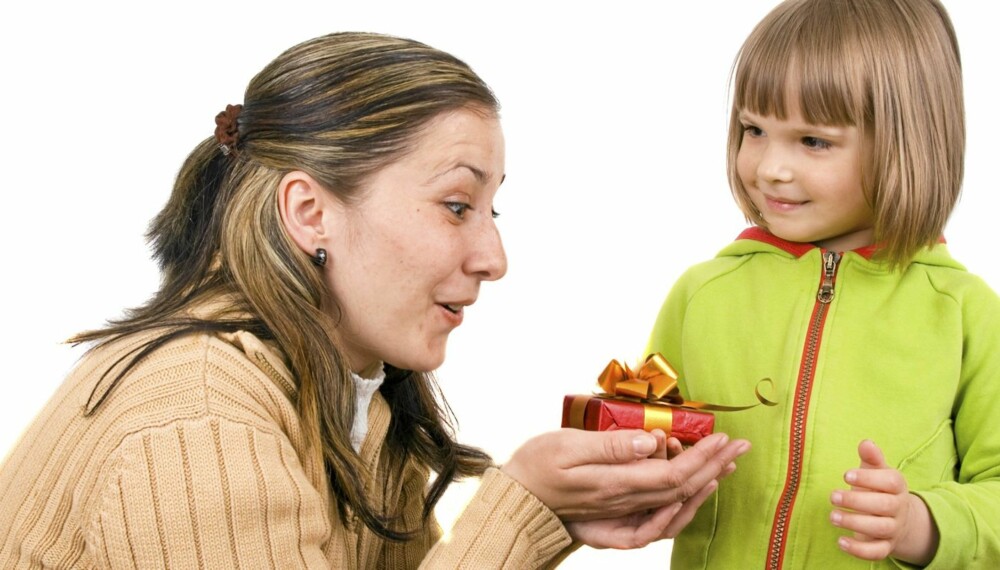 EN HVIT LØGN: Noen ganger er det nødvendig å lyve for barna: - Tuuusen takk! Nå skal det bli spennende å se hva som er inni den fine pakken... (... som mamma måtte kjøpe selv fordi den udugelige faren din hadde glemt bursdagen min.) EN HVIT LØGN: Noen ganger er det nødvendig å lyve for barna: - Tuuusen takk! Nå skal det bli spennende å se hva som er inni den fine pakken... (... som mamma måtte kjøpe selv fordi den udugelige faren din hadde glemt bursdagen min.)