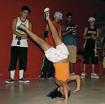 DANSEGLEDE: Sofia (6) i en headspin. DANSEGLEDE: Sofia (6) i en headspin.
