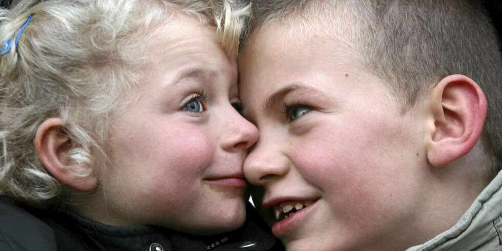 STOREBROR OG LILLESØSTER: Hvor du er plassert i søskenflokken, påvirker både intelligens og personlighet, ifølge forskning. STOREBROR OG LILLESØSTER: Hvor du er plassert i søskenflokken, påvirker både intelligens og personlighet, ifølge forskning.