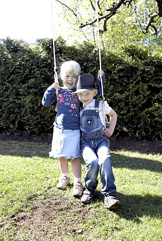 NÆRT VENNSKAP: - Vi kysser vi hverandre. noen ganger på munnen og andre ganger på kinnet, sier Marianne og Cornelius. NÆRT VENNSKAP: - Vi kysser vi hverandre. noen ganger på munnen og andre ganger på kinnet, sier Marianne og Cornelius.