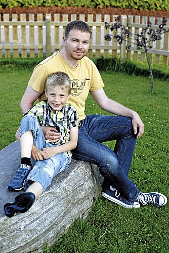 MER SELVGÅENDE: - Man må venne seg til at voksne ikke overvåker barna hele tiden, sier Frode Reime, pappa til Johannes (7) og to andre barn. MER SELVGÅENDE: - Man må venne seg til at voksne ikke overvåker barna hele tiden, sier Frode Reime, pappa til Johannes (7) og to andre barn.