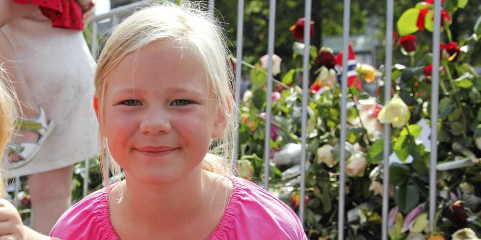 FIN FØLELSE: Det var en god følelse å legge ned blomster ved Oslo Domkirke etter bombeattentatet og drapene på Utøya, synes Mina ( 8) . FIN FØLELSE: Det var en god følelse å legge ned blomster ved Oslo Domkirke etter bombeattentatet og drapene på Utøya, synes Mina ( 8) .