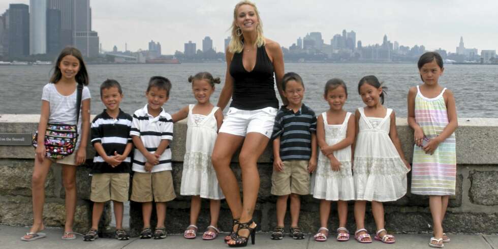 FAMILIETUR TIL NEW YORK CITY: Fra venstre: Carla (10), Joel (6), Colin (6), Alexis (6), mamma Kate, Aaden (6), Leah (6), Hannah (6) og Mady (10). FAMILIETUR TIL NEW YORK CITY: Fra venstre: Carla (10), Joel (6), Colin (6), Alexis (6), mamma Kate, Aaden (6), Leah (6), Hannah (6) og Mady (10).