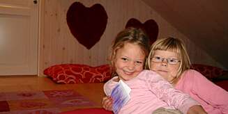 HJERTEROM: Når Tuva Kristiansen (5) (f.v.) og Ida Kristine Sagen (5) er i hjerterommet står sosial kompetanse på timeplanen. HJERTEROM: Når Tuva Kristiansen (5) (f.v.) og Ida Kristine Sagen (5) er i hjerterommet står sosial kompetanse på timeplanen.